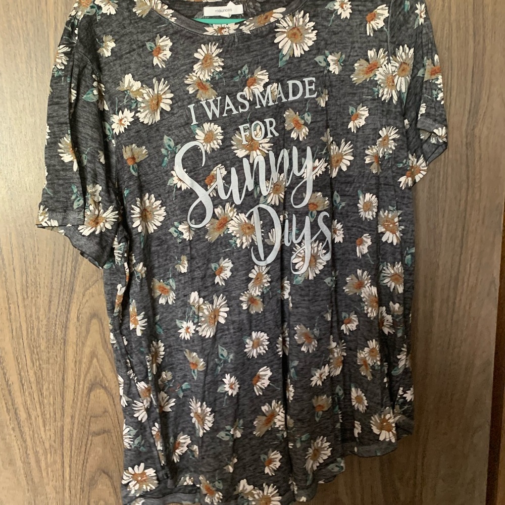 🆑 4/$20 Maurice’s brand woman’s tee